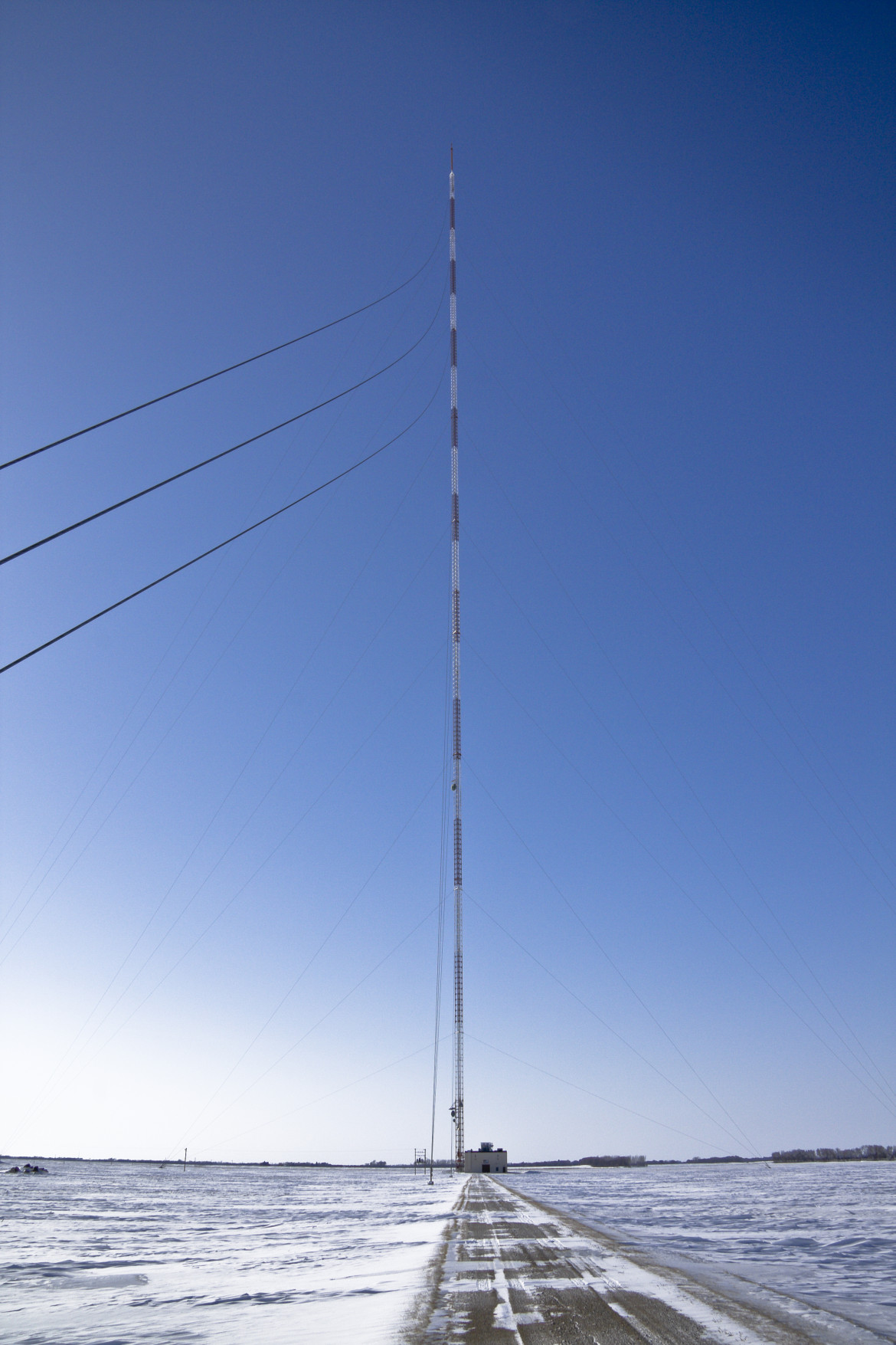 The Tallest Structure In The United States Is A TV Antenna Artifacting